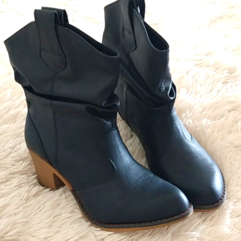 Charles Albert Designer Size 8 low cowgirl boots in black dress with tan heel